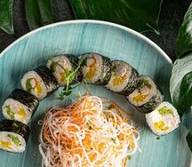 Норимак с креветкой, салатам и такуаном