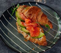 Круассан с лососем