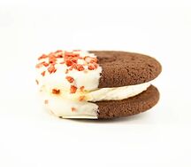 Вупи пай с малиновым пюре в белом шоколаде