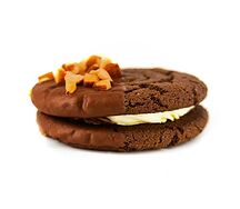 Вупи пай с варёнкой и миндалём в молочном шоколаде