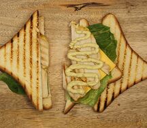 Сэндвич с курицей и соусом песто