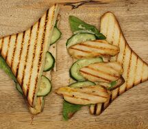 Сэндвич с запеченной курицей и огурцом