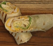 Ролл с курицей и соусом песто