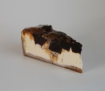 Чизкейк с брауни и карамелью