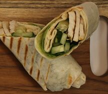 Ролл с запеченной курицей и огурцом