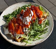Вафля с лососем, яйцом пашот и сметанным дипом