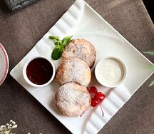 Сырники со сметаной и джемом