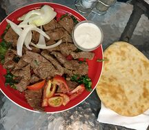 Жареная печень с хлебом пита и соусом