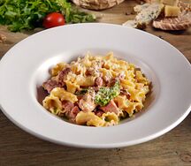 Кампанелле с томленой уткой, белыми грибами и шпинатом