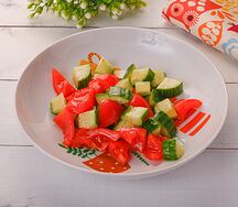 Салат овощной из огурчиков и томатов