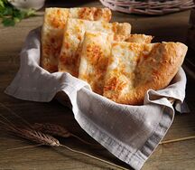 Лепешка с имеретинским сыром и соусом лали