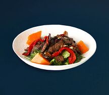 Салат с говяжьей вырезкой и ореховым соусом