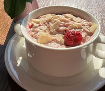 Каша овсяная с малиной