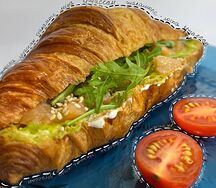 Круассан Гуакамоле-лосось