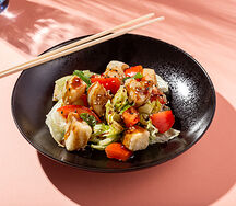 Карамельный баклажан с листьями салата