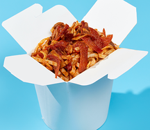 Wok с колбасками пепперони