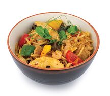 Смешанная лапша Хакка с курицей, креветками, свининой, овощами и яйцом