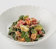 Салат с киноа и лососем