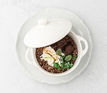 Щечки бычка томленые с гречкой и страчателлой