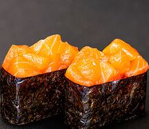Гункан с лососем 