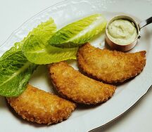 Панцеротти с крабом, тартар и романо