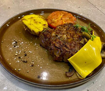 Говяжий стейк с грибами и сыром