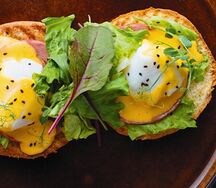 Яйцо Бенедикт с ветчиной 