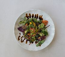 Салат с говядиной и печеными овощами