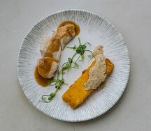 Куриная грудка с полентой и соусом из белых грибов