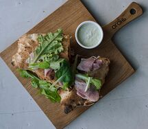 Пицца кальцоне с тамбовским окороком, пепперони и беконом