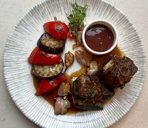 Говяжье ребро с овощами гриль