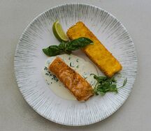 Стейк из семги со шпинатным соусом