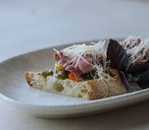 Брускетта с ростбифом и печеными овощами