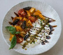Салат со страчателлой и разными томатами