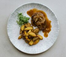 Говяжье филе с картофелем беби и карамелизированным луком