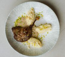 Утиная ножка конфи с картофельным пюре и соусом из белых грибов