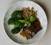 Говяжья щека с соусом Деми Гласс и киноа