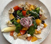 Салат с жареным судаком и томатами