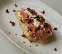 Брускетта с прошутто