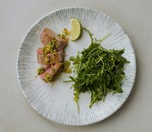 Стейк из тунца с рукколой