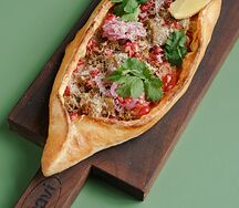 Пиде с бараниной и печёными овощами