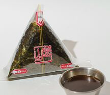 Онигири со слабосоленым лососем