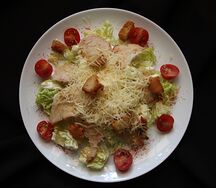 Салат Цезарь с курицей