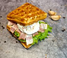 С беконом и яйцом пашот