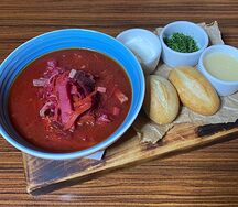 Борщ из говядины с пампушками