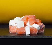 Салат с лососем и сыром Фета