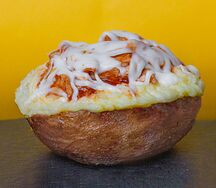 Запеченный картофель с курицей барбекю под сыром