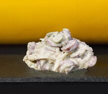 Салат с колбасками и зернистой горчицей