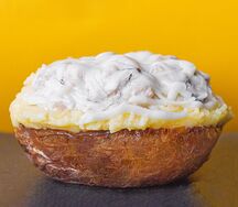 Запечённый картофель с грибным жюльеном под сыром