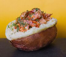 Запечённый картофель с курицей в соусе барбекю